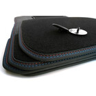Premium Fußmatten passend für BMW 1er E81 E82 Velours Autoteppich in Original Qualität Doppelnaht Rot Blau