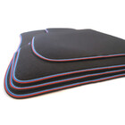 Fußmatten für BMW 1er E87 M1 Design Velours Automatten in Original Qualität Autoteppich 4-teilig, Webrand Blau Rot