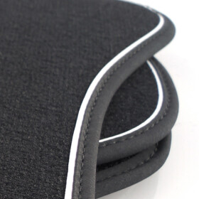 Fußmatten für Mazda CX-60 ab 2022 Velours Matten (Zierstreifen Weiß) Original Qualität Automatten Autoteppich Schwarz 4-teilig Set